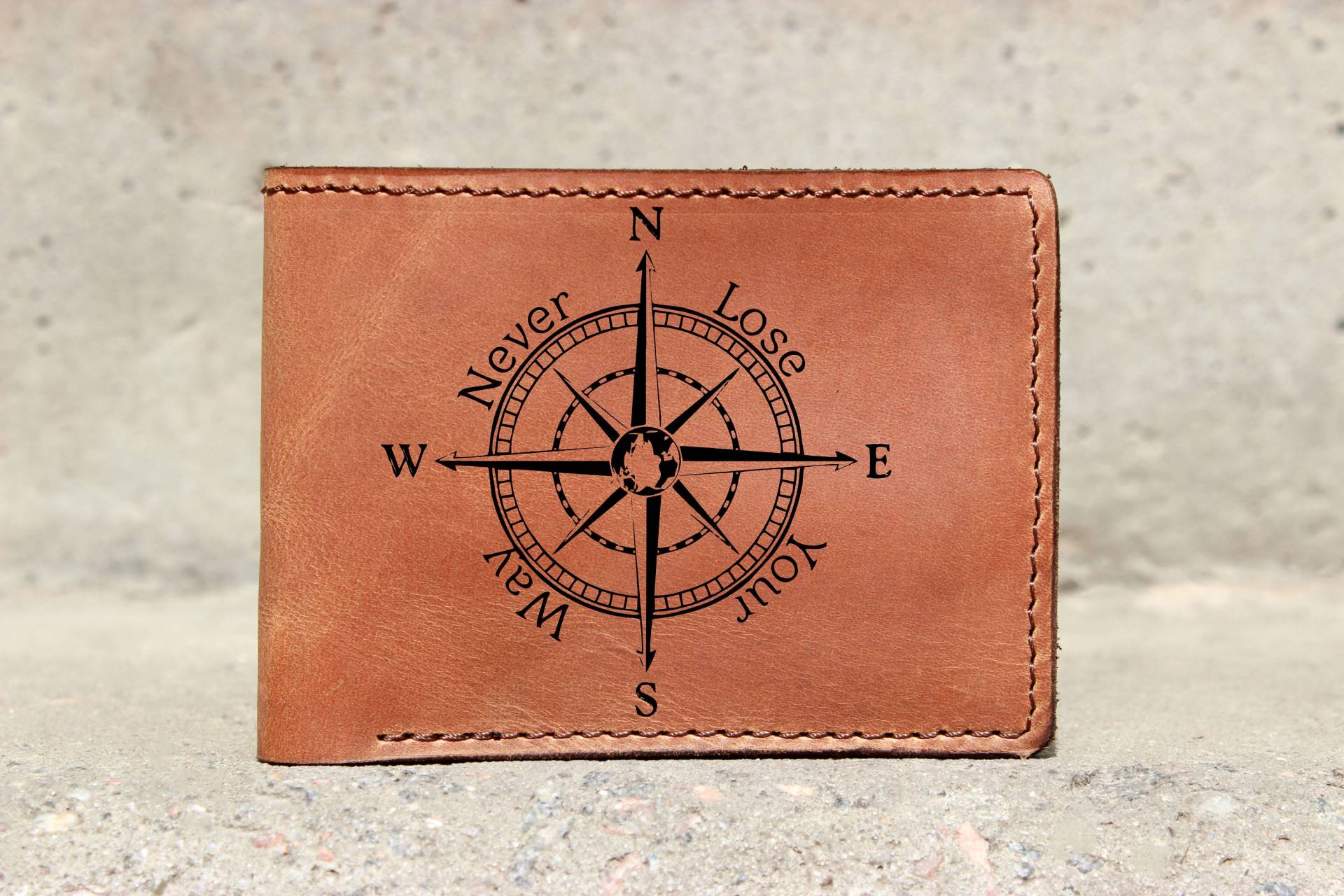 Travel Compas - Personalisiertes Bifold Portemonnaie/Berge Geschenk von OrtegaGoods