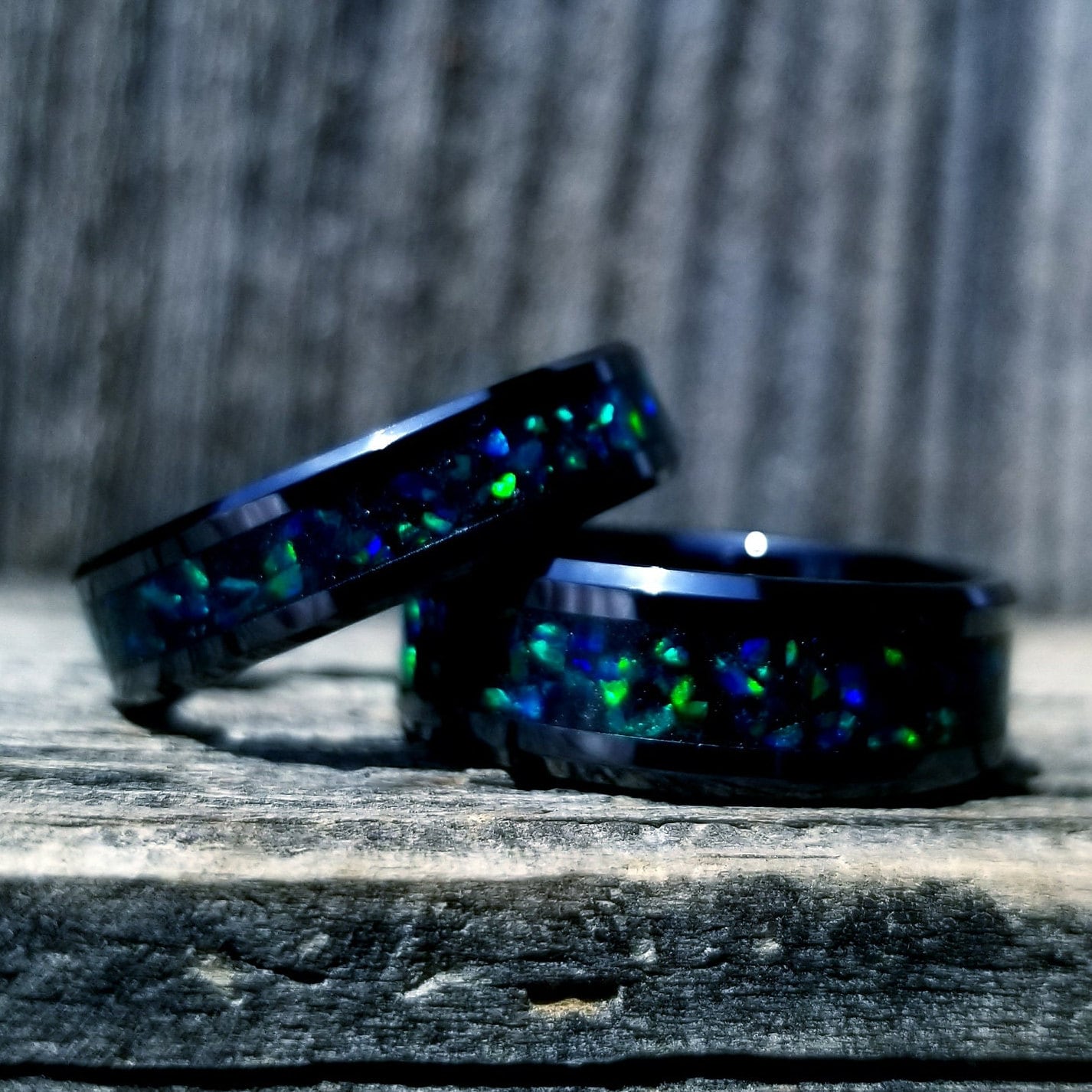 Das Ehering Set Für Sie Und Ihn. Keramikringe Mit Grünem Opal Glow Inlay. Feueropal Ring. Leuchten Damen Herren Verlobungsringe von OrthCustomRings