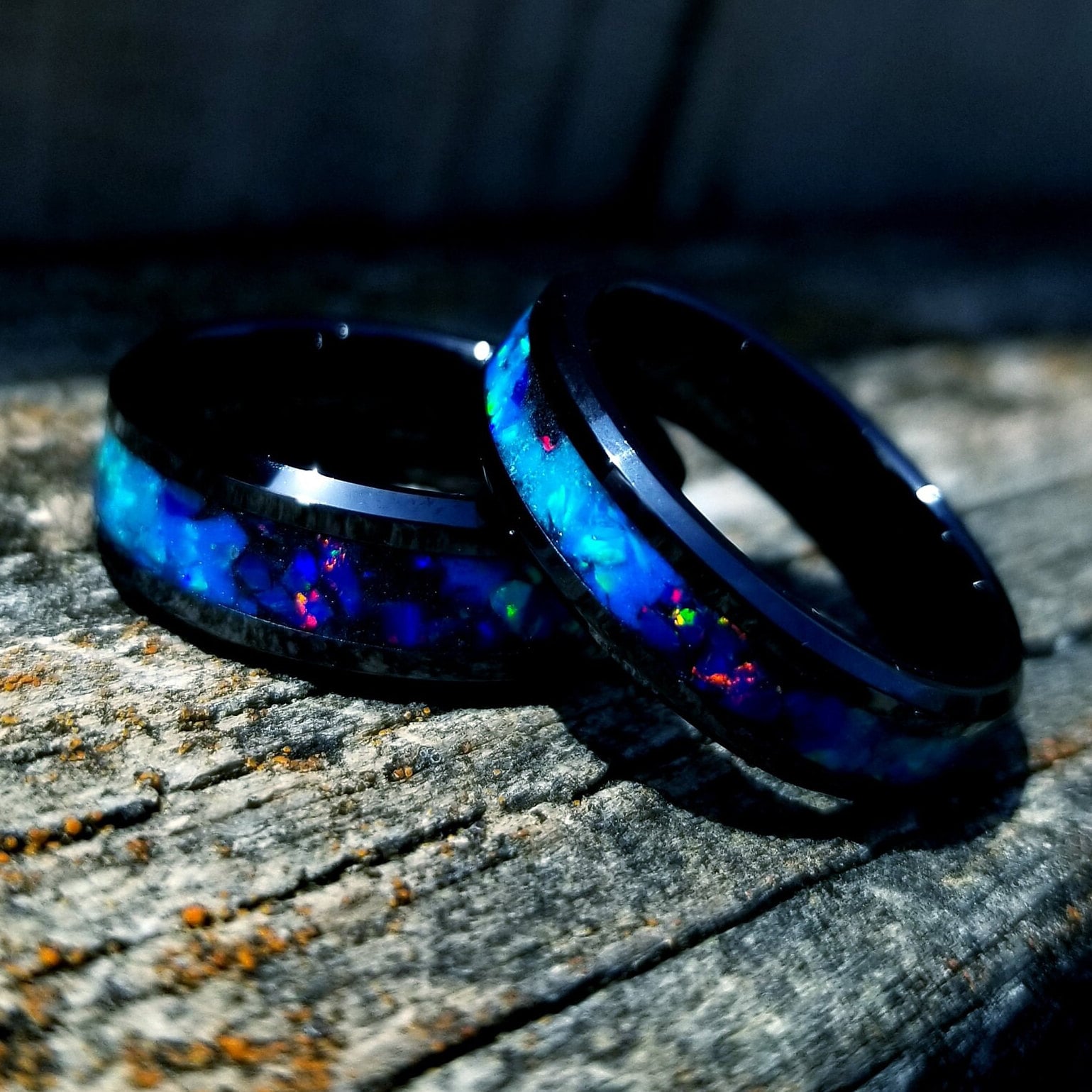 Seine Und Ihre Eheringe Gesetzt. Keramik Ring Set Mit Blauem Feueropal Inlay. Ring. Leuchtenden Verlobungsring. Damen Herren von OrthCustomRings