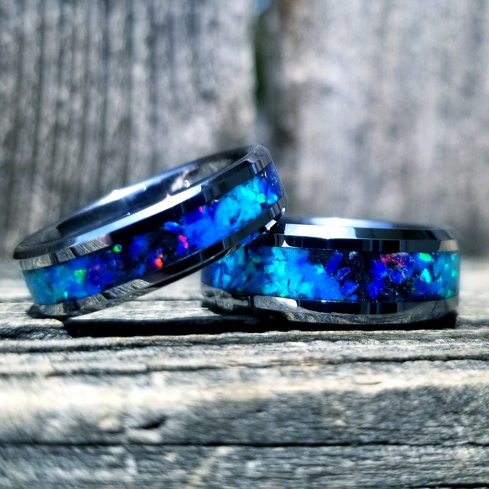 Seine Und Ihre Eheringe Gesetzt. Wolfram Ring Mit Blauem Feueropal Inlay. Ring. Leuchtenden Verlobungsring. Damen Herren von OrthCustomRings