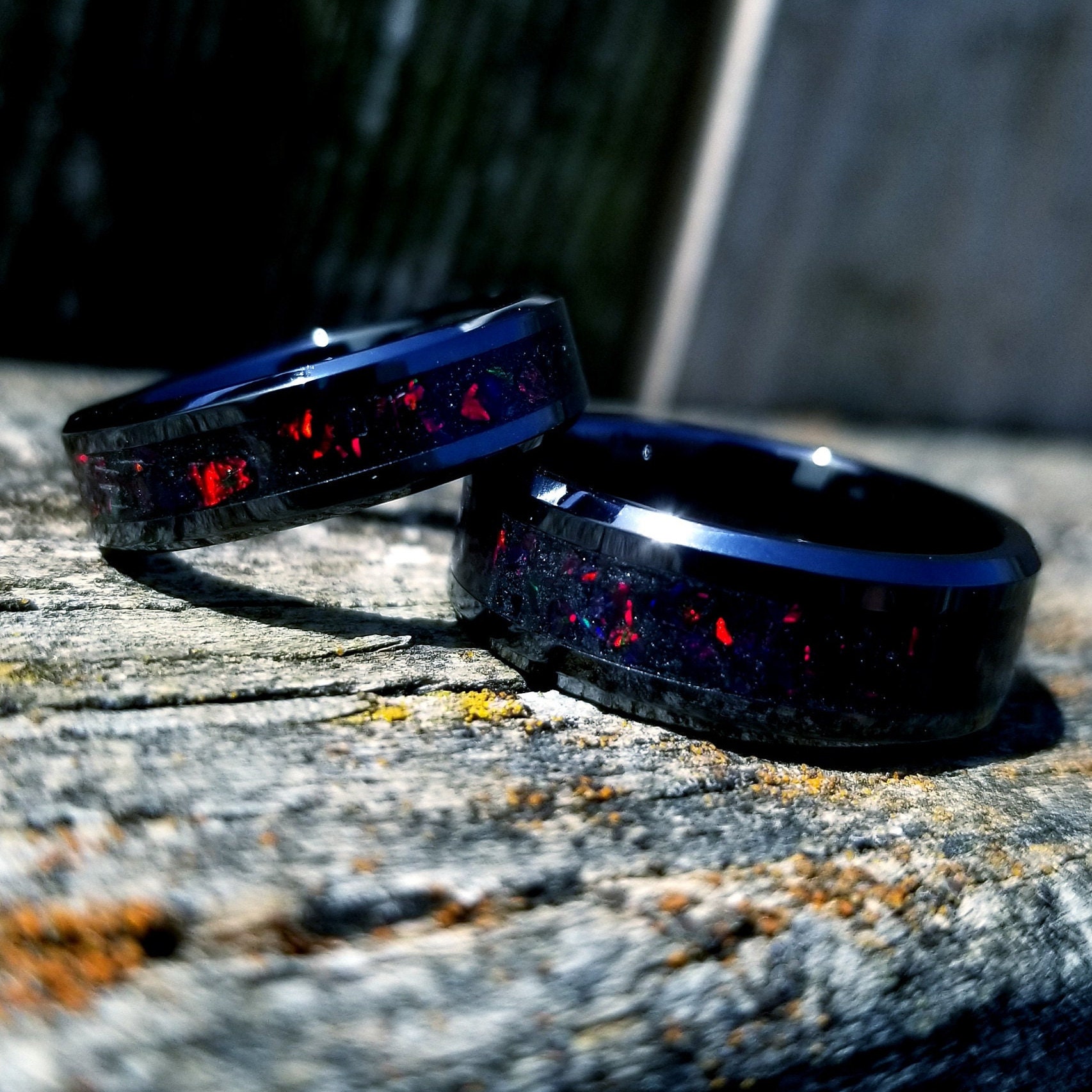 Seine Und Ihre Eheringe Set. Keramikringe Mit Schwarzem Feueropal Glow Inlay. Leuchten Ring. Damen - Herrenring von OrthCustomRings