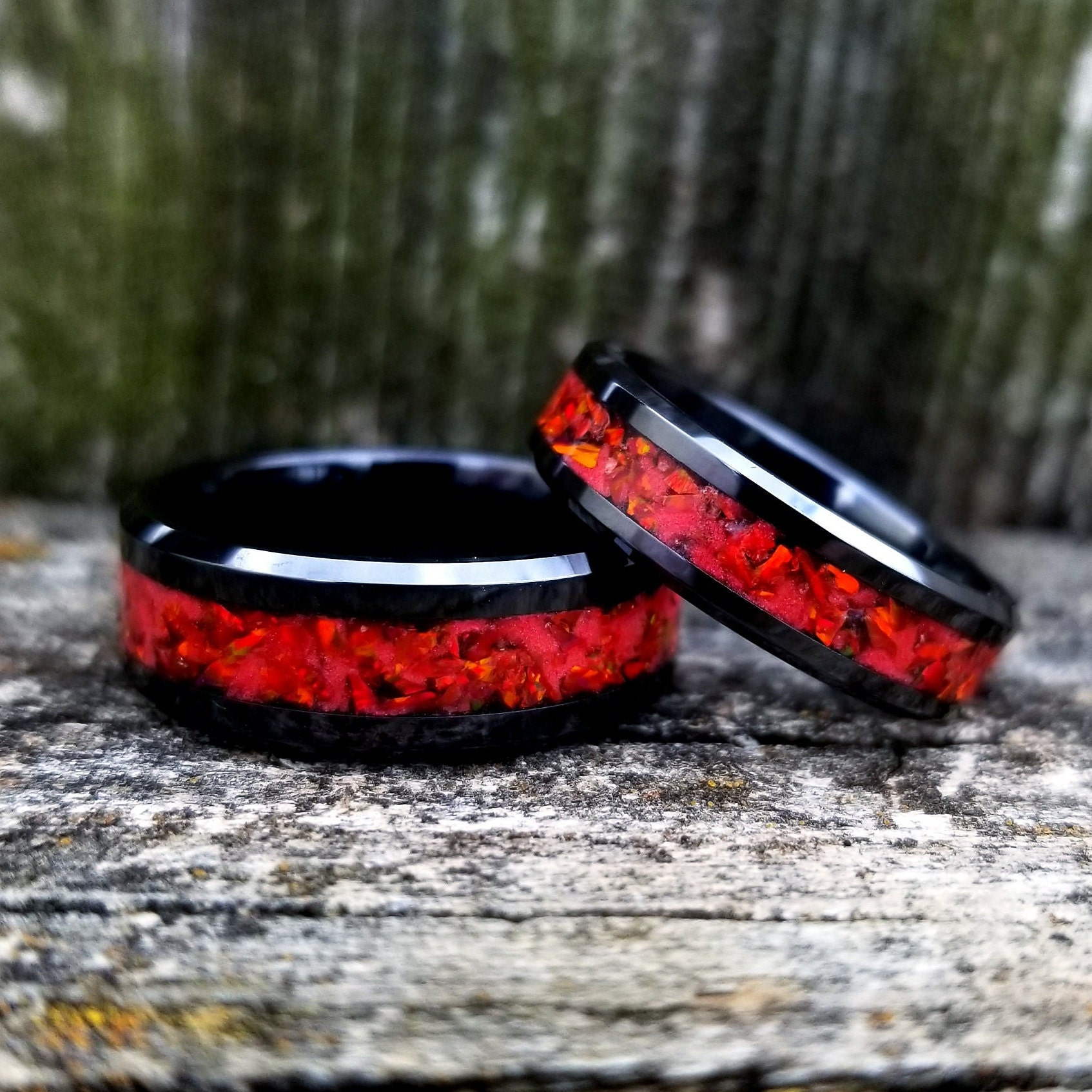 Ehering-Set Für Sie Und Ihn. Schwarzes Keramikset Mit Rotem Feueropal Glowstone-Inlay. Feueropalringe. Damen - Herrenring. Größen 5-13 von OrthCustomRings