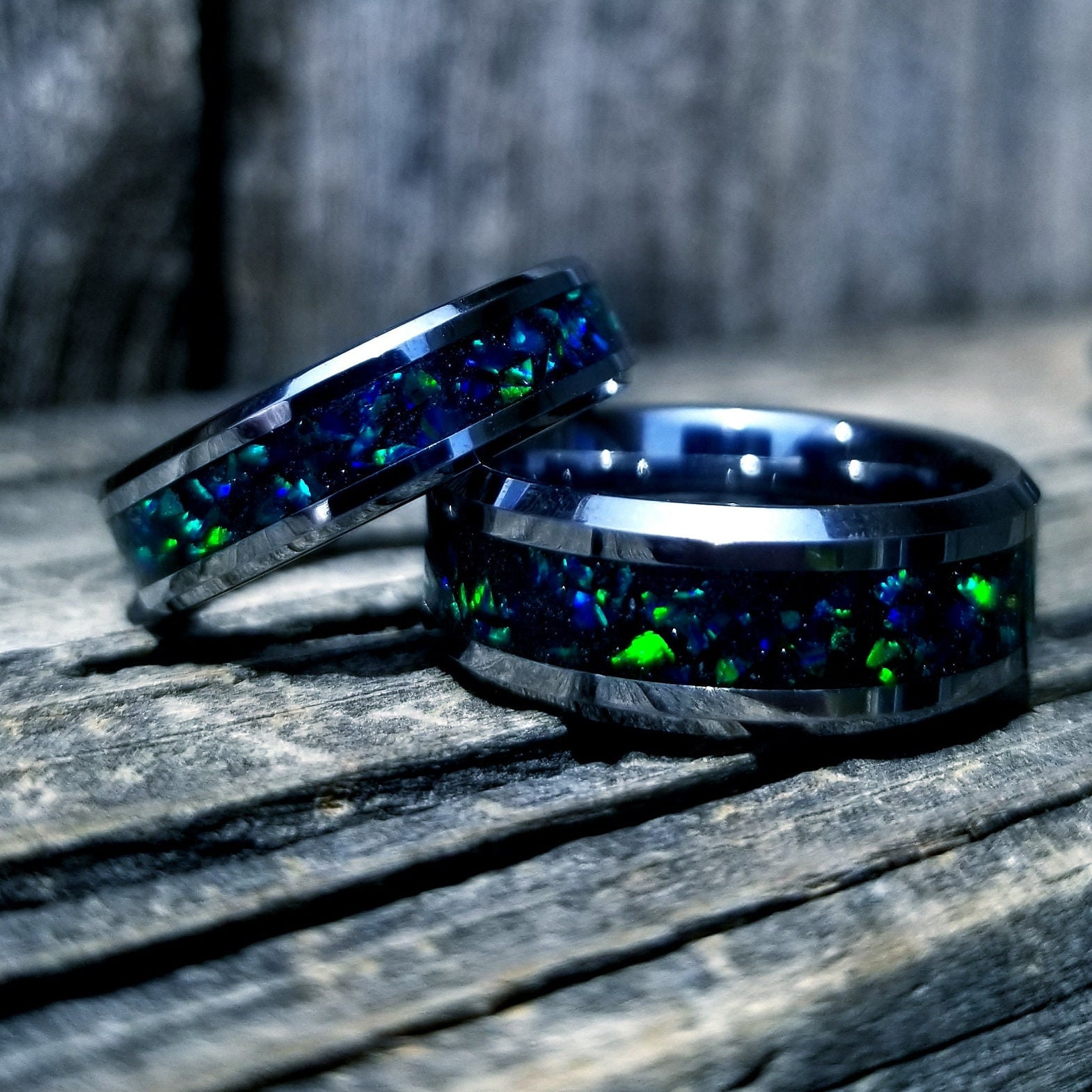 Seine Und Ihre Eheringe Set. Wolfram Ring Mit Grünem Feueropal Glowstone Inlay. Ring. Verlobungsring Oder Für Männer Frauen von OrthCustomRings