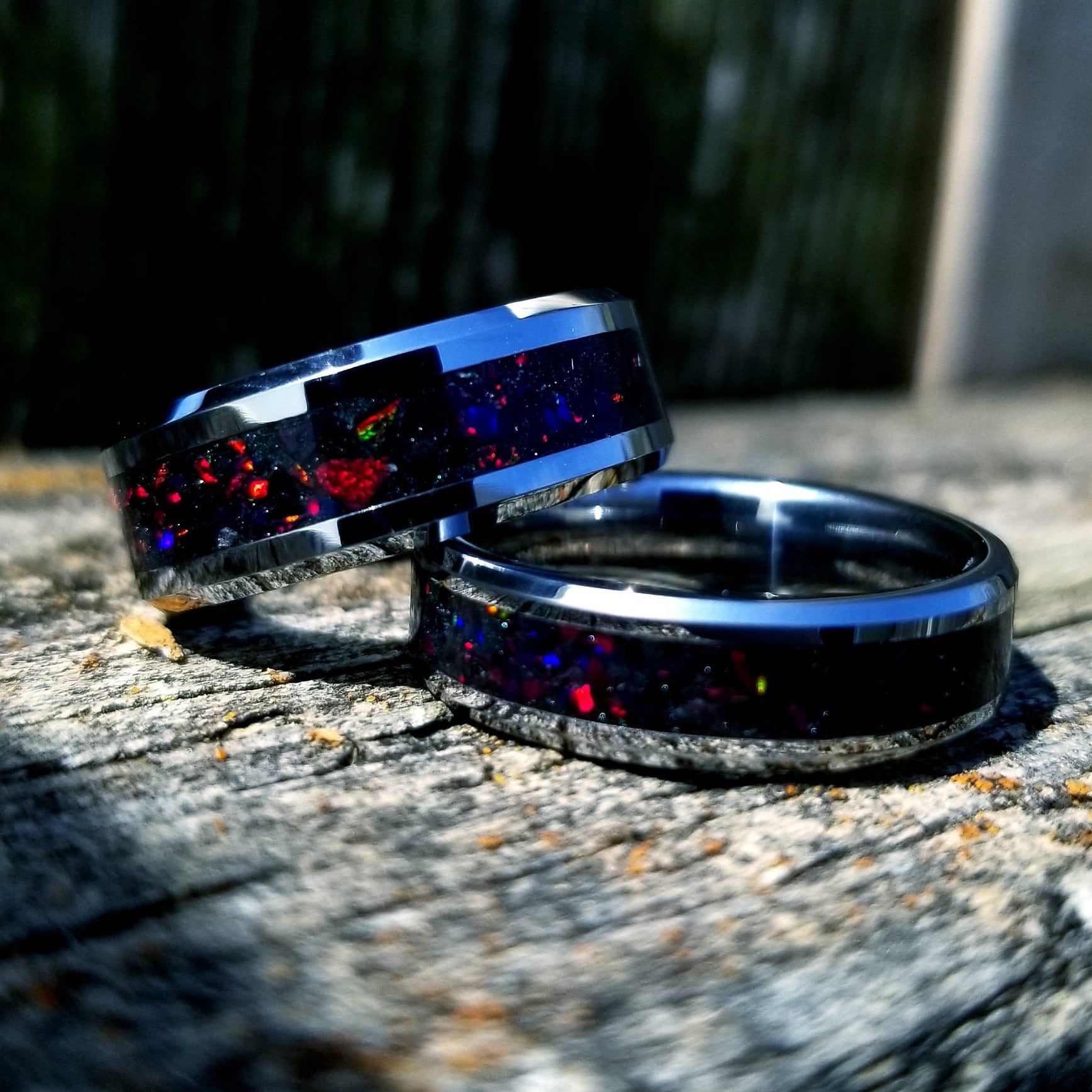 Seine Und Ihre Eheringe Set. Wolframcarbid-Ringe Mit Schwarzem Feueropal Glow Inlay. Leuchten Ring. Damen - Herrenring von OrthCustomRings