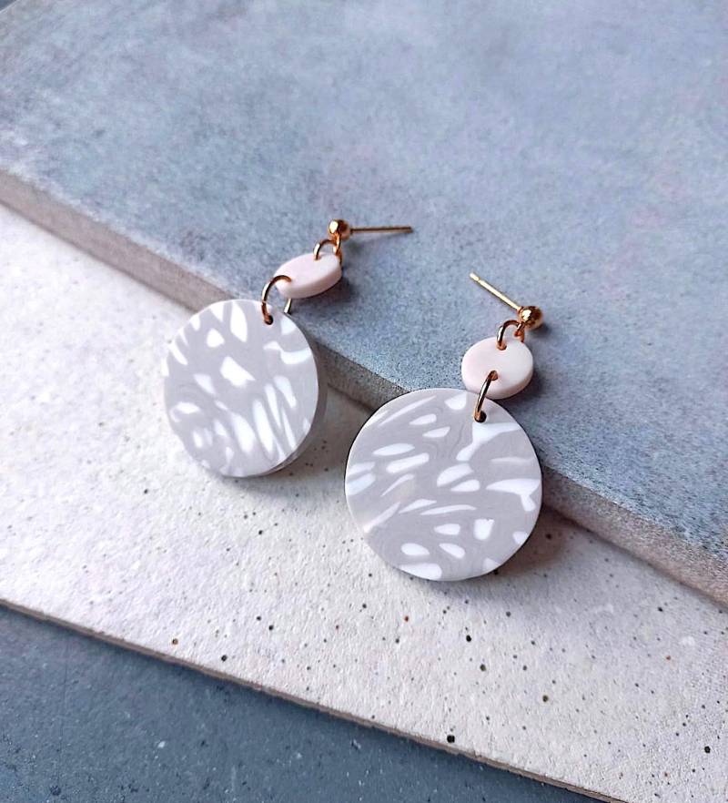 Dezente Ohrringe Grau Und Weiß Hängend Aus Polymer Clay, Pastell von Orvanda