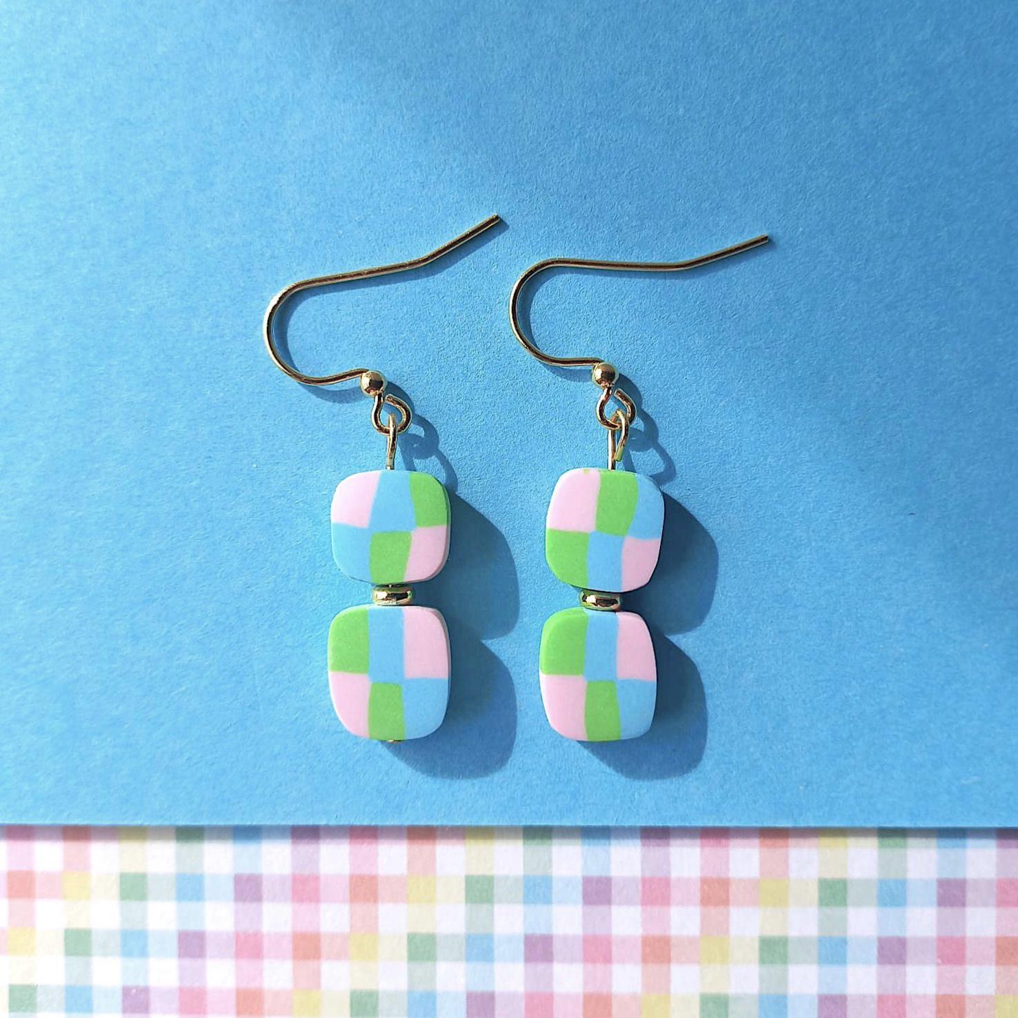 Karo Pastell Ohrringe Hängend, Blau, Rosa Und Grün Aus Polymer Clay, Vergoldet Karo Pastell Ohrringe Hängend, Blau, Rosa Und Grün Aus Polymer Clay, Vergoldet von Orvanda