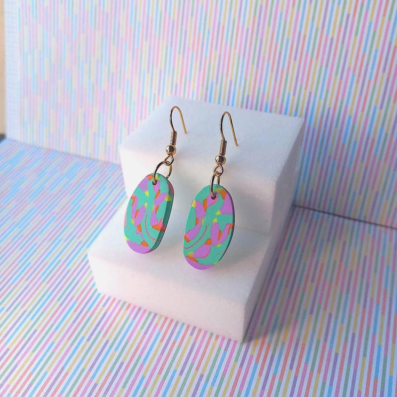 Ohrringe Grün Und Violett Hängend Aus Polymer Clay, Pastell, Vergoldet von Orvanda