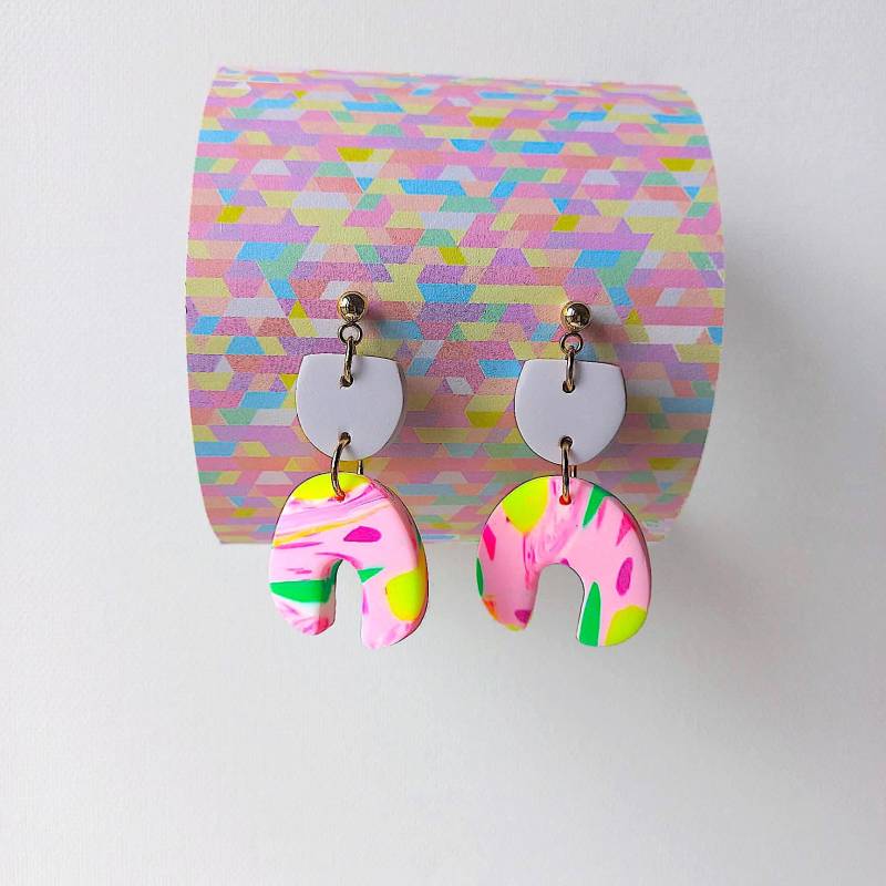 Ohrringe Hängend Bunt Aus Polymer Clay, Rosa, Pink Und Neon Gelb Ohrringe Hängend Bunt Aus Polymer Clay, Rosa, Pink Und Neon Gelb von Orvanda