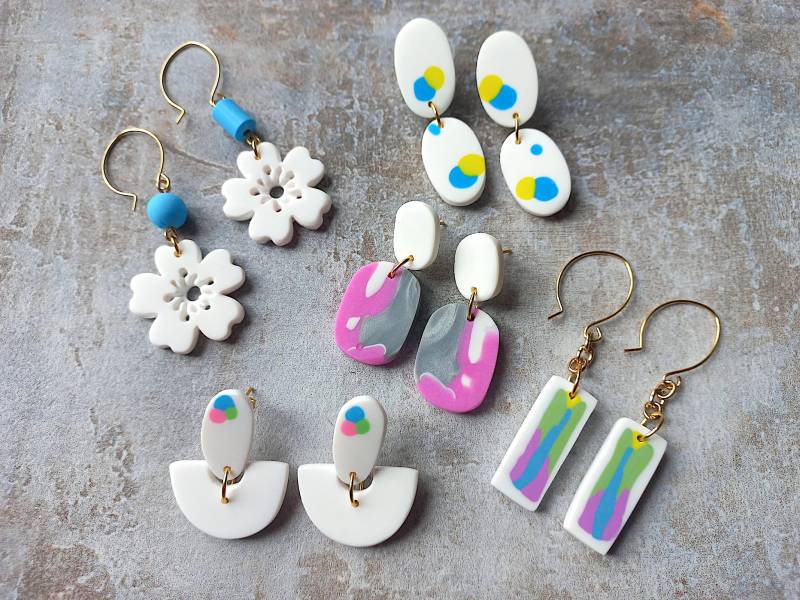 Boucles D'oreilles Pendantes Roses, Blanches Et Bleues En Pâte Polymère, Bijoux Uniques von Orvanda