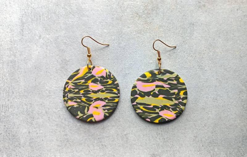 Ohrringe Hängend Schwarz Polymer Clay, Vergoldet von Orvanda