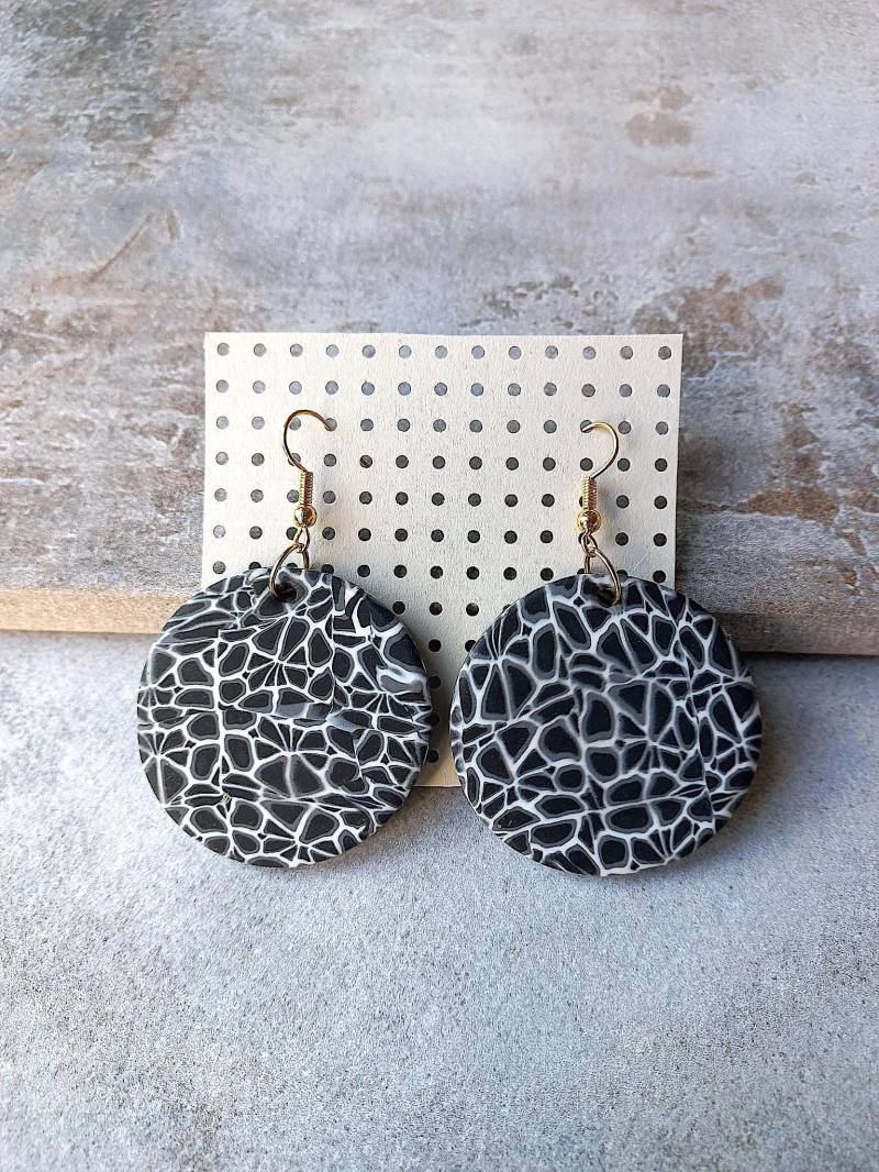 Ohrringe Hängend Schwarz Weiß Aus Polymer Clay, Vergoldet von Orvanda