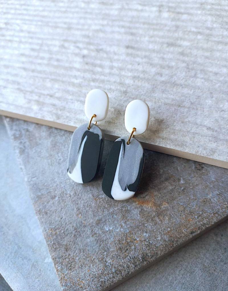 Ohrringe Hängend Schwarz Weiß Aus Polymer Clay Ohrringe Hängend Schwarz Weiß Aus Polymer Clay von Orvanda