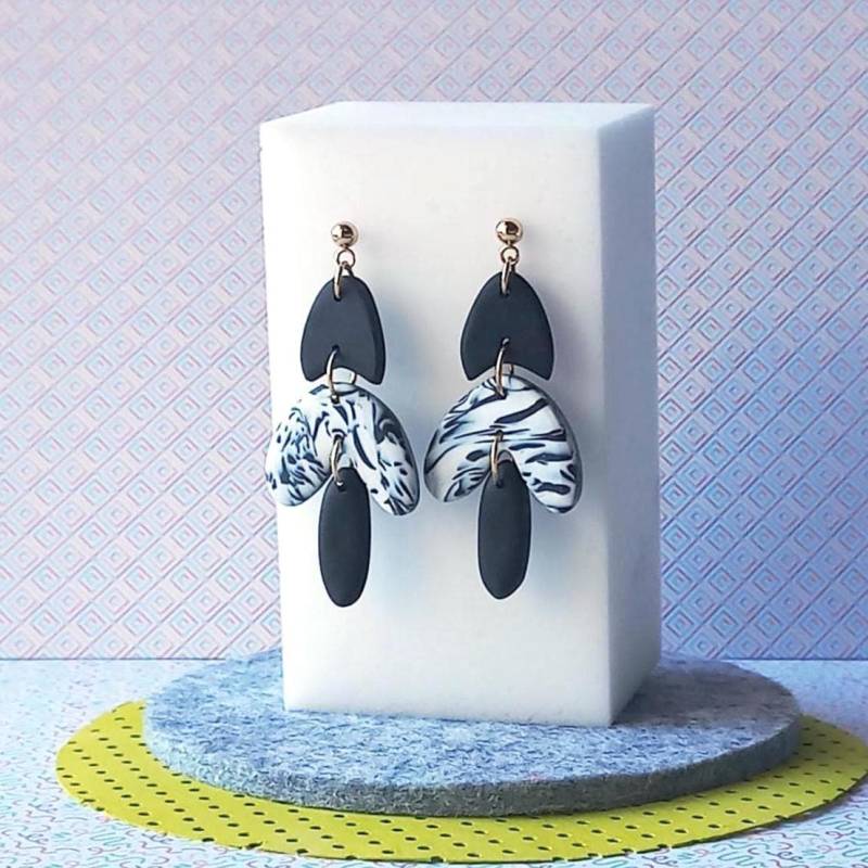 Ohrringe Hängend Schwarz Weiß Aus Polymer Clay von Orvanda