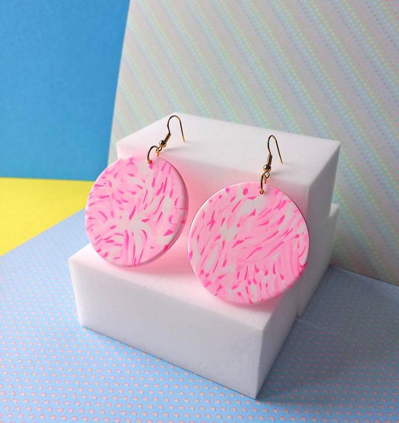 Ohrringe Neon Pink Aus Polymer Clay, Runde Auffällige Pink Hängend, Vergoldet von Orvanda