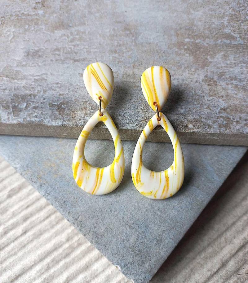 Ohrringe Hängend Gelb Und Weiß Aus Polymer Clay, Tropfen Ohrringe, Vergoldet von Orvanda