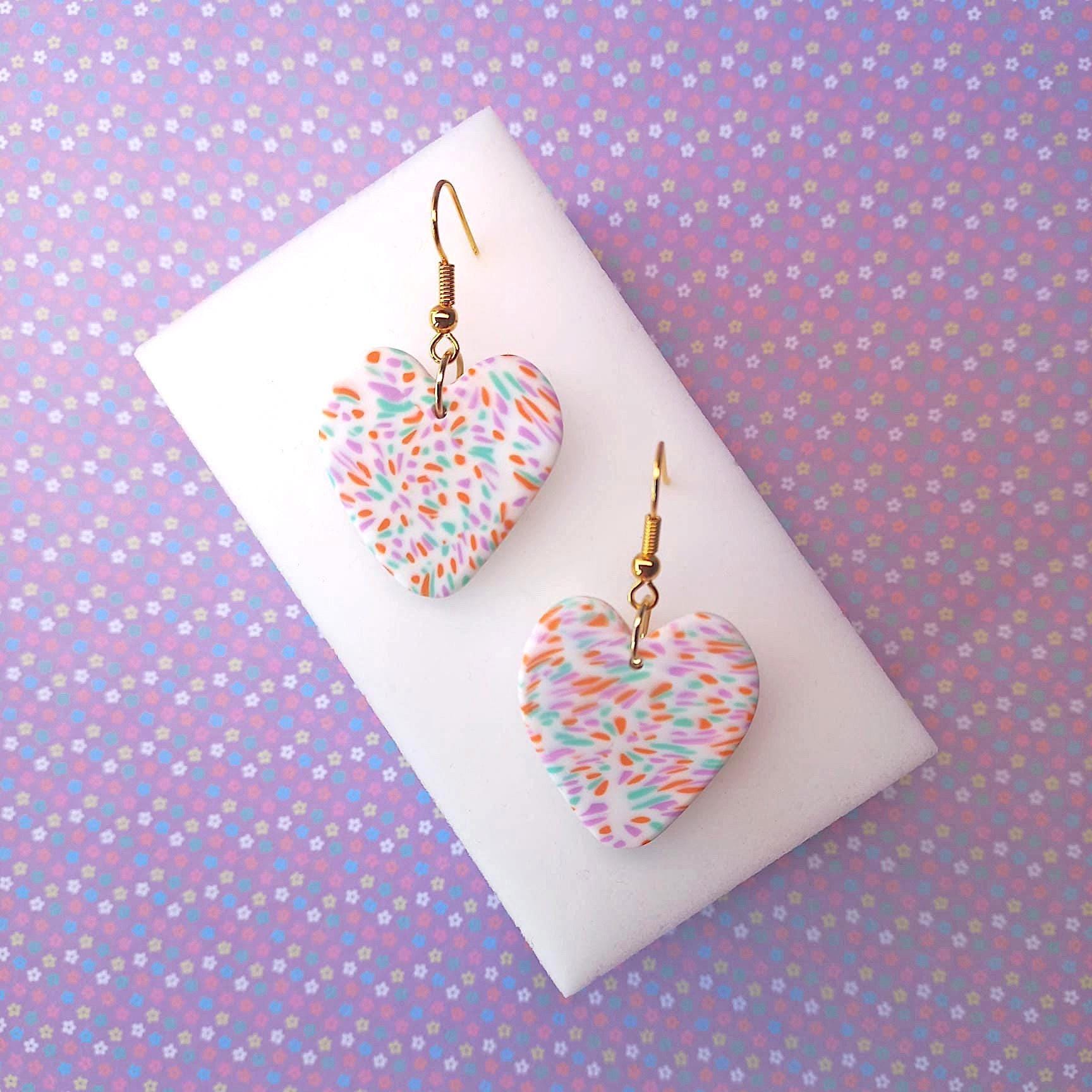 statement Ohrringe Herz Hängend Aus Polymer Clay, Valentinstag Geschenk, Vergoldet statement Ohrringe Herz Hängend Aus Polymer Clay, Valentinstag Geschenk, Vergoldet von Orvanda