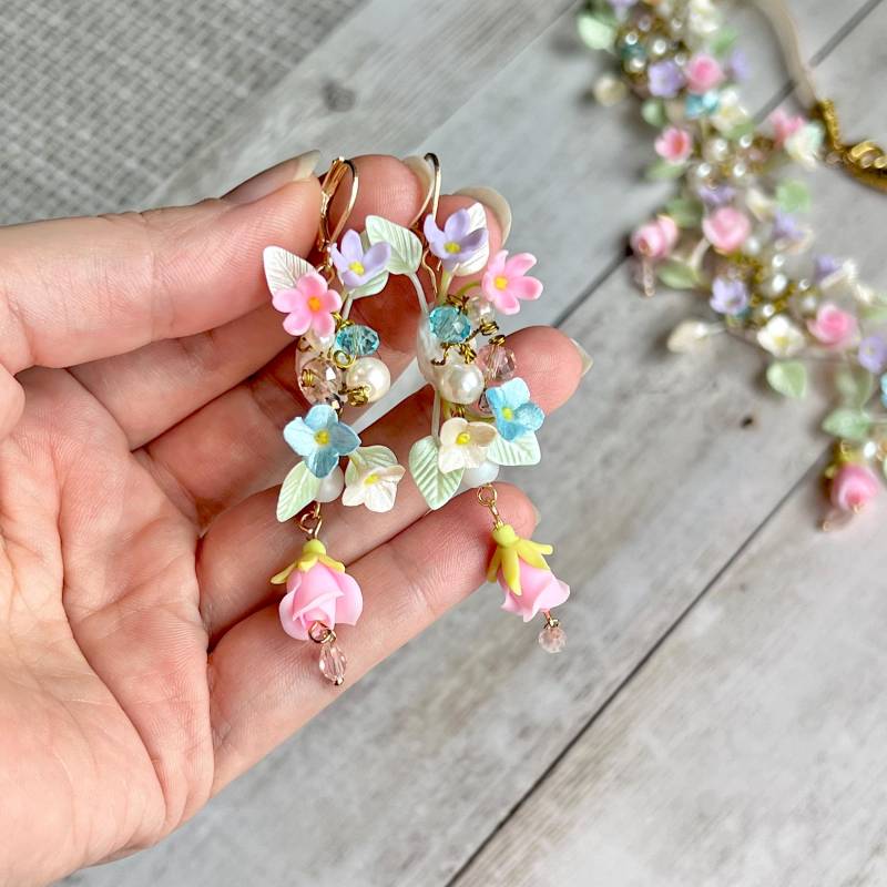 Hängeohrringe Mit Handgemachten Blüten Aus Polymerton. Pastell Schmuck Rosa Rose Und Hortensie. Einzigartige Brautblumenohrringe von OrxideykaStudio