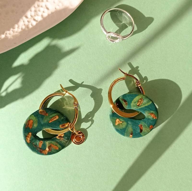 Keramik Ohrringe, Statement Schmuck, Grüne Creolen. Und Goldene Mond Gold Verziert von OsacucaCeramics