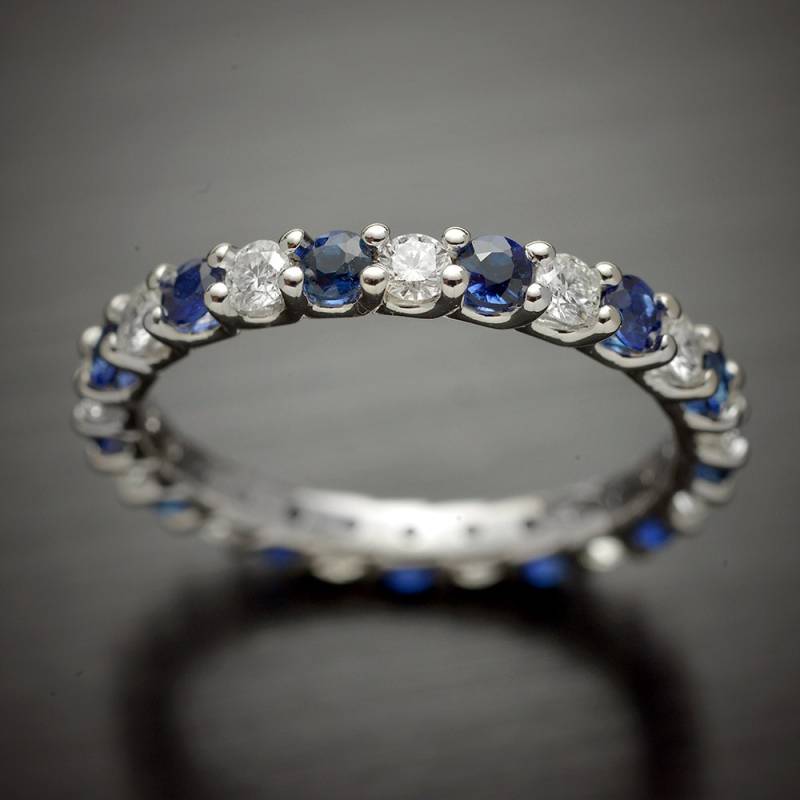 14Kt Weißgold Eternity Trauring Mit Diamanten Und Edelsteinen von OscargamaJewelry