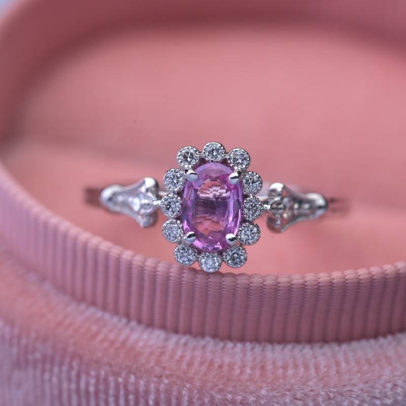 Pink Saphir Verlobungsring Oval Halo in Weißgold. Herrlich von OscargamaJewelry