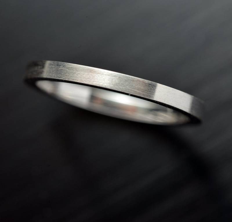 Platinfarbener Ehering Gerade Seidenmatt Industrie-Look von OscargamaJewelry