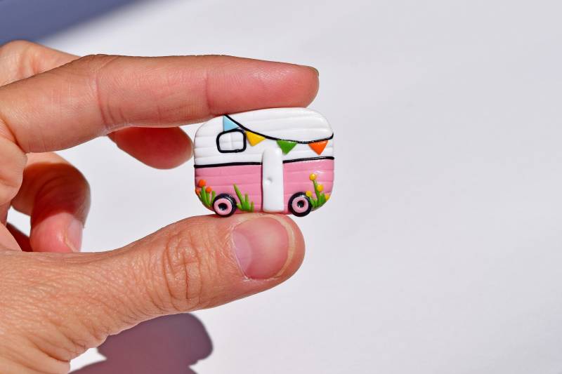 Happy Camper Pin, Wanderlust Schmuck, Camping Geschenk Für Frauen, Campervan Brosche Adventure Awaits, Liebhaber, Accessoires von Osheep