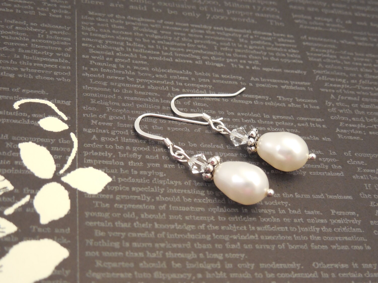 Sehr Einfach Und Elegant, Hochzeit Braut Sterling Silber Ohrringe Mit Weißen Birne Swarovski Perlen Kristall Sehr Einfach Und Elegant, Hochzeit Braut Sterling Silber Ohrringe Mit Weißen Birne Swarovski Perlen Kristall von Oshiny
