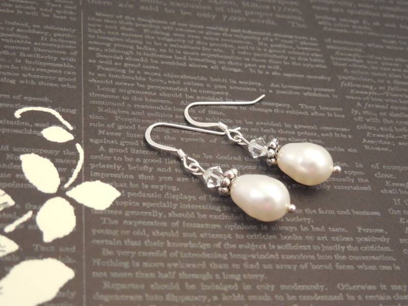 Sehr Einfach Und Elegant, Hochzeit Braut Sterling Silber Ohrringe Mit Weißen Birne Swarovski Perlen Kristall Sehr Einfach Und Elegant, Hochzeit Braut Sterling Silber Ohrringe Mit Weißen Birne Swarovski Perlen Kristall von Oshiny