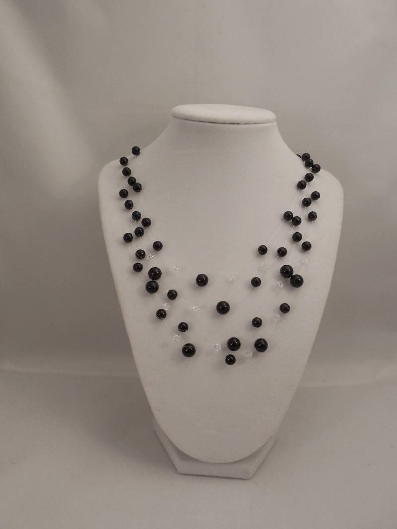 Sehr Elegante Hochzeit Braut Multi Strand, Illusion Schwimmende Halskette Mit Jet Black Glasperlen Und Swarovski-Kristall Sehr Elegante Hochzeit Braut Multi Strand, Illusion Schwimmende Halskette Mit Jet Black Glasperlen Und Swarovski-Kristall von Oshiny