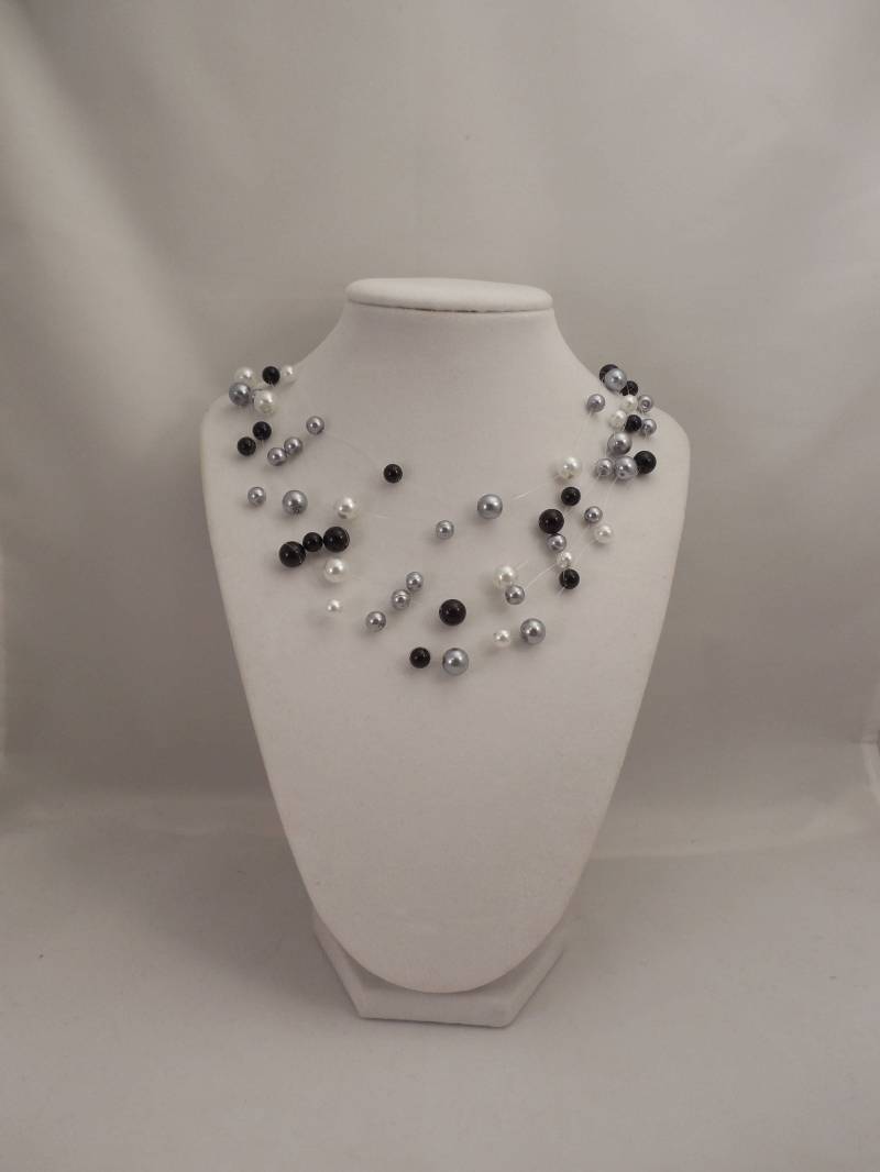 Sehr Elegante Hochzeit Braut Multi Strand, Illusion Schwimmende Halskette Mit Jet Schwarz, Zinn Und Weiß Glasperlen Sehr Elegante Hochzeit Braut Multi Strand, Illusion Schwimmende Halskette Mit Jet Schwarz, Zinn Und Weiß Glasperlen von Oshiny