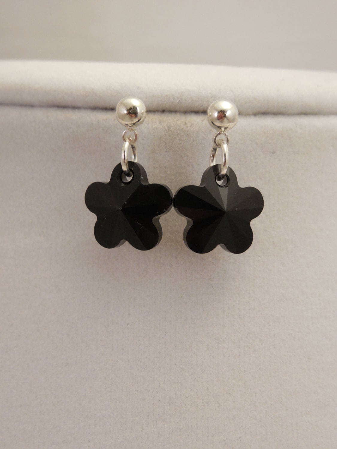Sehr Extravagant, Hochzeitssuite Silber Vergoldet Ohrringe Mit Swarovski Kristall Ziemlich Schwarze Blume Sehr Extravagant, Hochzeitssuite Silber Vergoldet Ohrringe Mit Swarovski Kristall Ziemlich Schwarze Blume von Oshiny