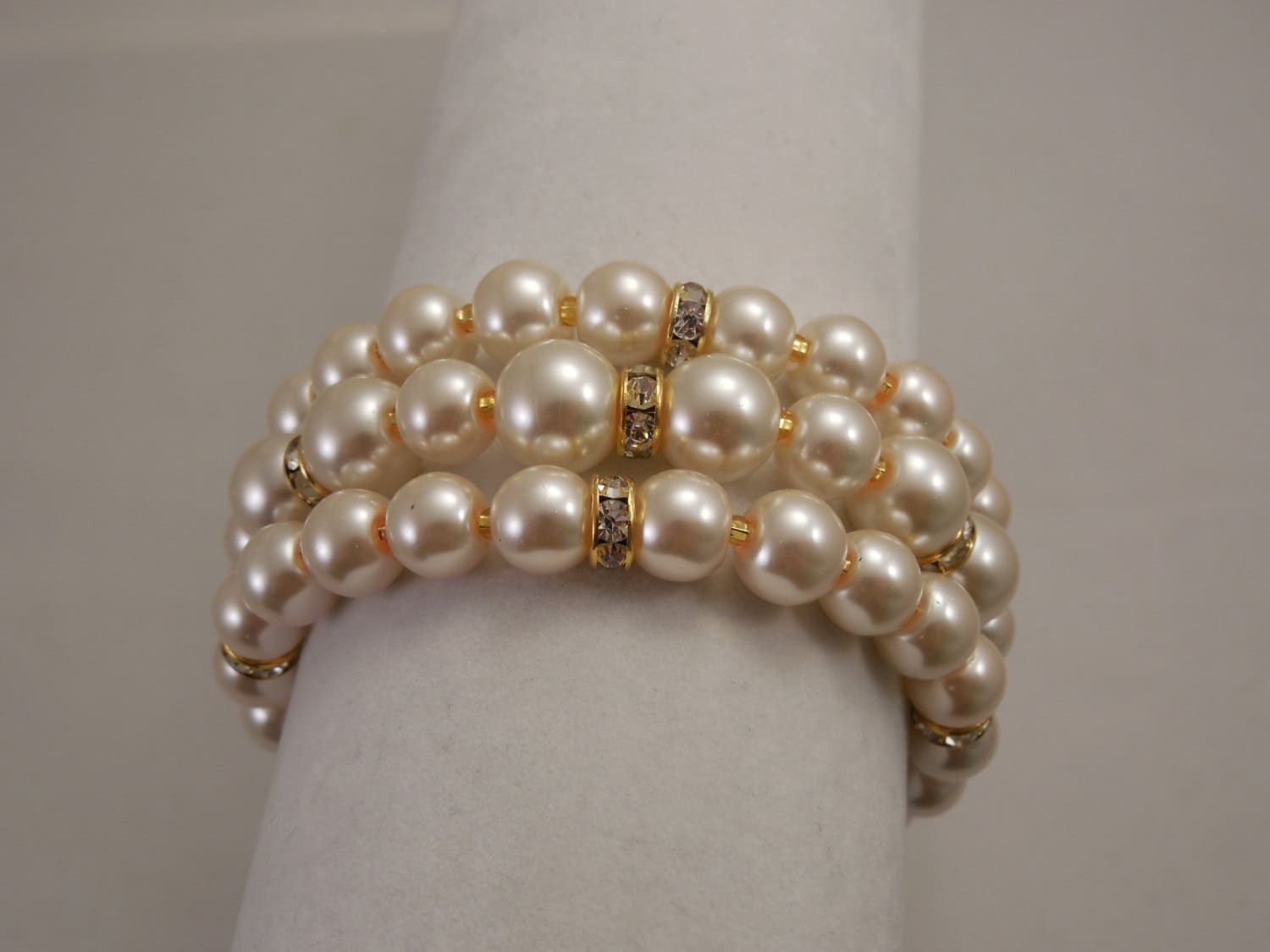 Sehr Prächtig, Drei Strang 8 Mm, 10 Mm Creme Glas Perle Armband Mit Schönen Strass-Spacer Sehr Prächtig, Drei Strang 8 Mm, 10 Mm Creme Glas Perle Armband Mit Schönen Strass-Spacer von Oshiny