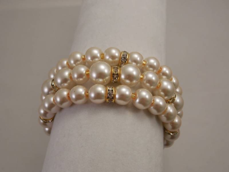 Sehr Prächtig, Drei Strang 8 Mm, 10 Mm Creme Glas Perle Armband Mit Schönen Strass-Spacer Sehr Prächtig, Drei Strang 8 Mm, 10 Mm Creme Glas Perle Armband Mit Schönen Strass-Spacer von Oshiny