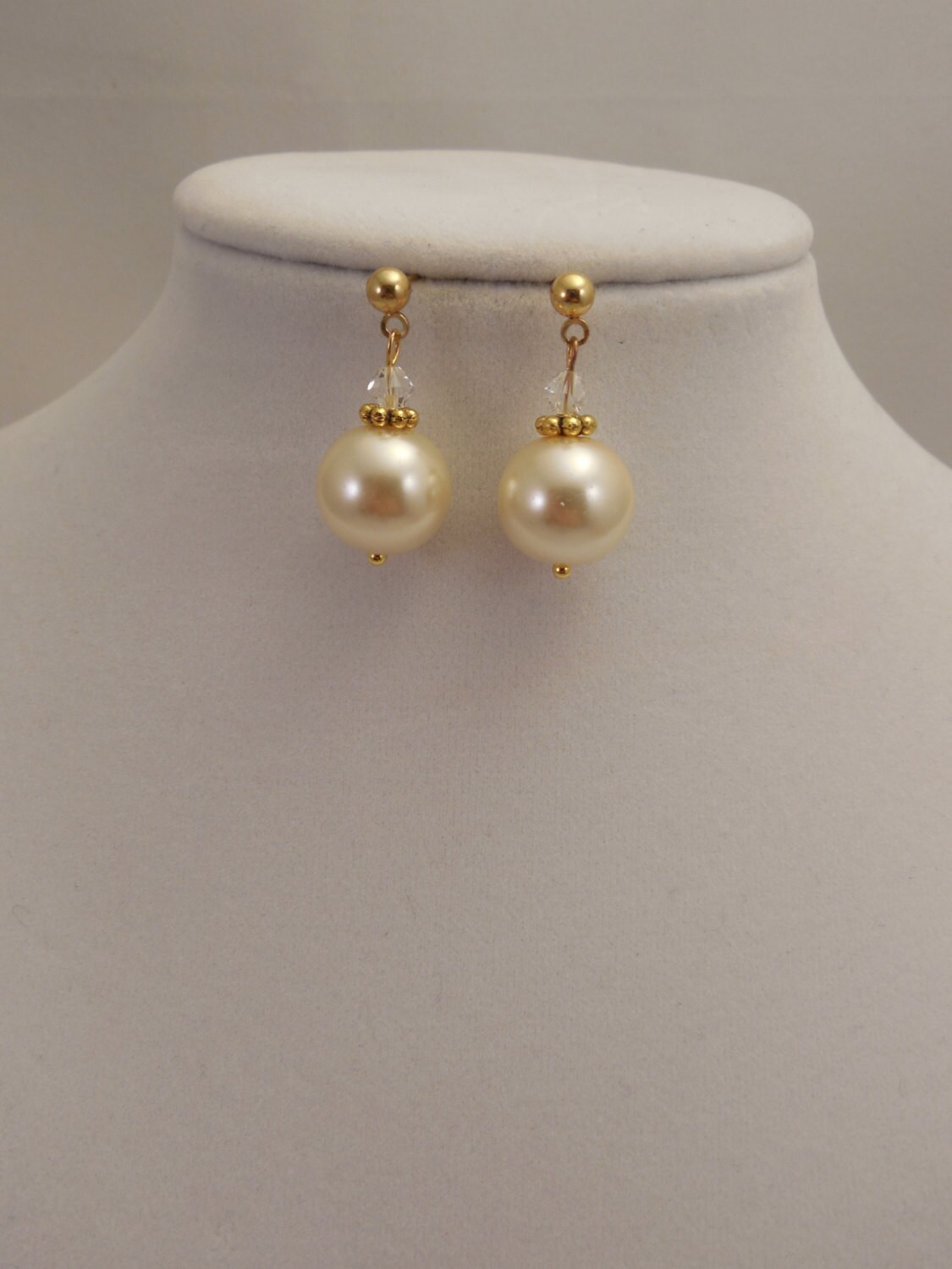 Sehr Schlicht Und Elegant, Hochzeit Braut Vergoldete Ohrringe Mit Klobigen Creme Glasperle Swarovski-Kristall Sehr Schlicht Und Elegant, Hochzeit Braut Vergoldete Ohrringe Mit Klobigen Creme Glasperle Swarovski-Kristall von Oshiny