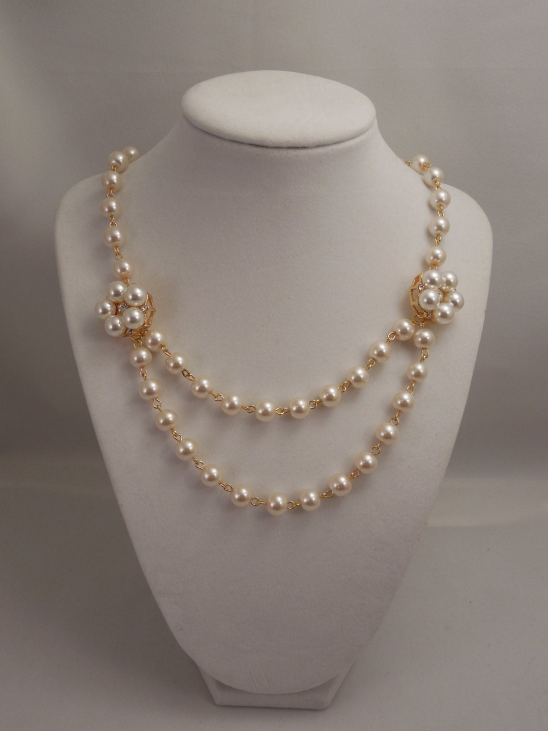 Sehr Wunderschön Und Elegant, Hochzeit Braut 8mm Creme Glas Perlen Kette Mit Eleganten Glanz Strass Blumenanhänger Sehr Wunderschön Und Elegant, Hochzeit Braut 8mm Creme Glas Perlen Kette Mit Eleganten Glanz Strass Blumenanhänger von Oshiny
