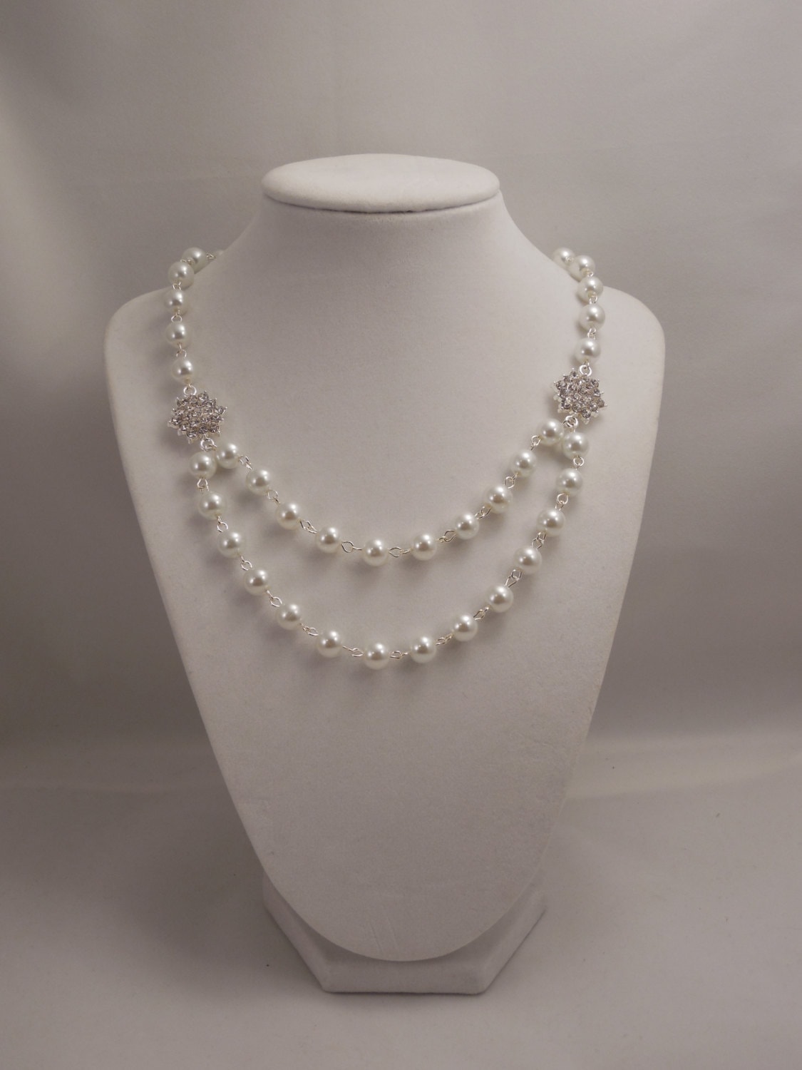 Sehr Wunderschön Und Elegant, Hochzeit Braut 8mm Weiß Glas Perlen Kette Mit Funkelnden Glanz Strass Blumenanhänger Sehr Wunderschön Und Elegant, Hochzeit Braut 8mm Weiß Glas Perlen Kette Mit Funkelnden Glanz Strass Blumenanhänger von Oshiny
