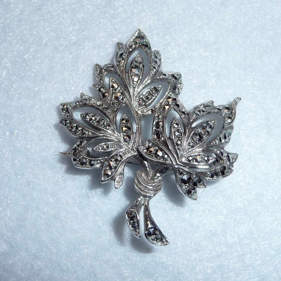 Anstecknadel. Geld Und Strass. Finnland. Vintage von OsmanieJewelry