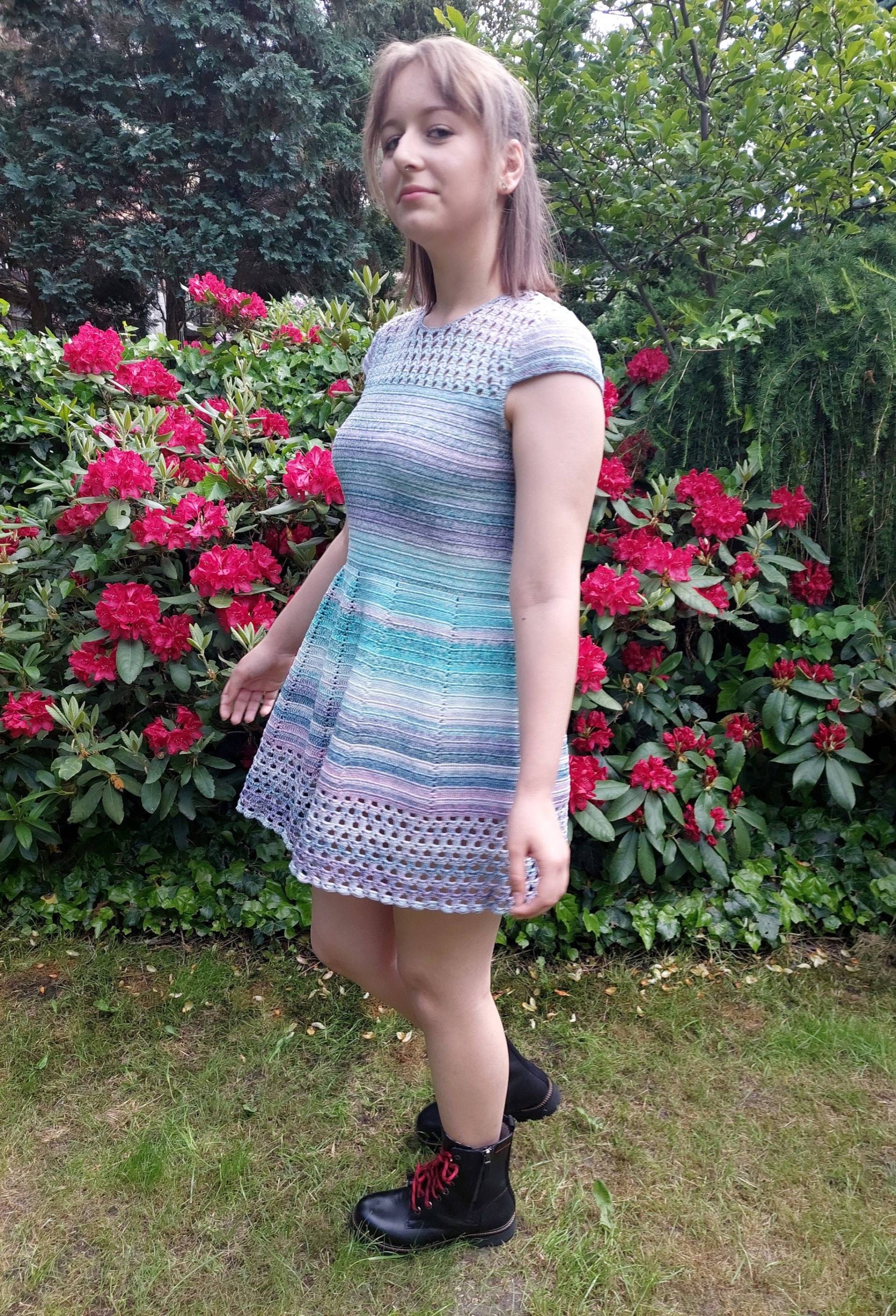 Gehäkeltes Kleid, Handgemachtes Minikleid, Märchenkleid in Regenbogenfarben, Baumwoll Sommerkleid Größe M, Damenkleidung von OsnowaStore