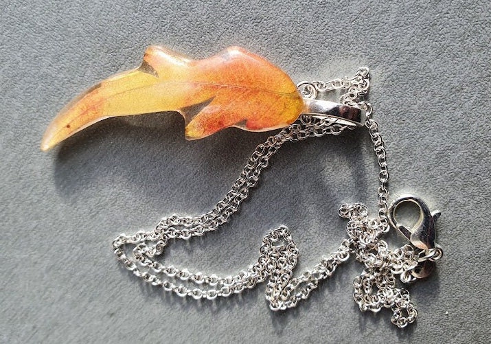 Kleines Herbst Sumac Blatt Konserviert in Resin Anhänger von OssaPhasmarum