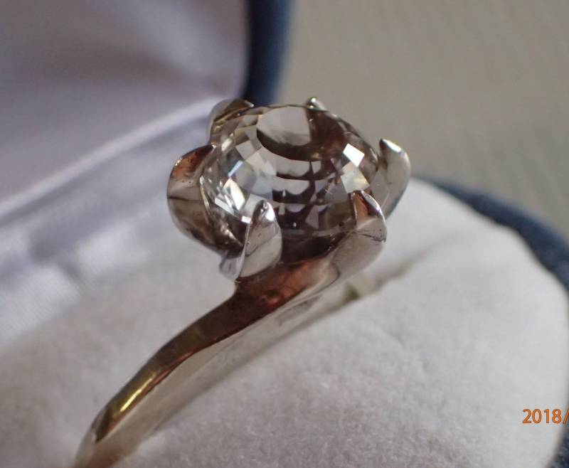 Ein Wunderschön Verarbeiteter Gestufter Brillant Solitärring Ein Wunderschön Verarbeiteter Gestufter Brillant Solitärring von OssieGems