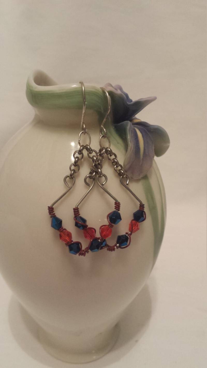 Bicon Rubin Und Saphir Perlen Mit Rollo Silber Kette Rot Wickelnde Ohrringe von Ossum