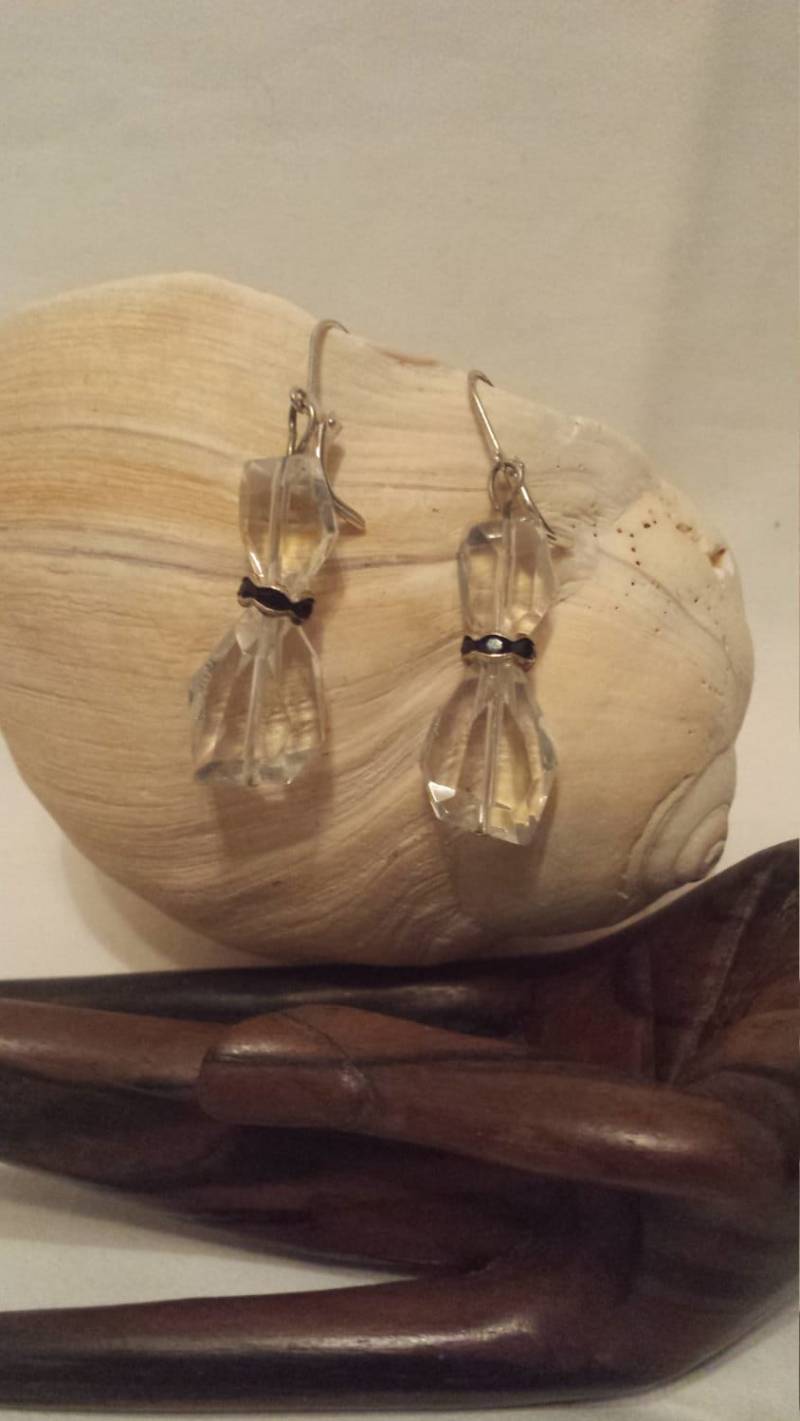 Schwarze Strassrondelle Und Facettierte Kristallnuggets Mit Versilbertem Wirewrap Draht Ohrring Ohrmutter von Ossum