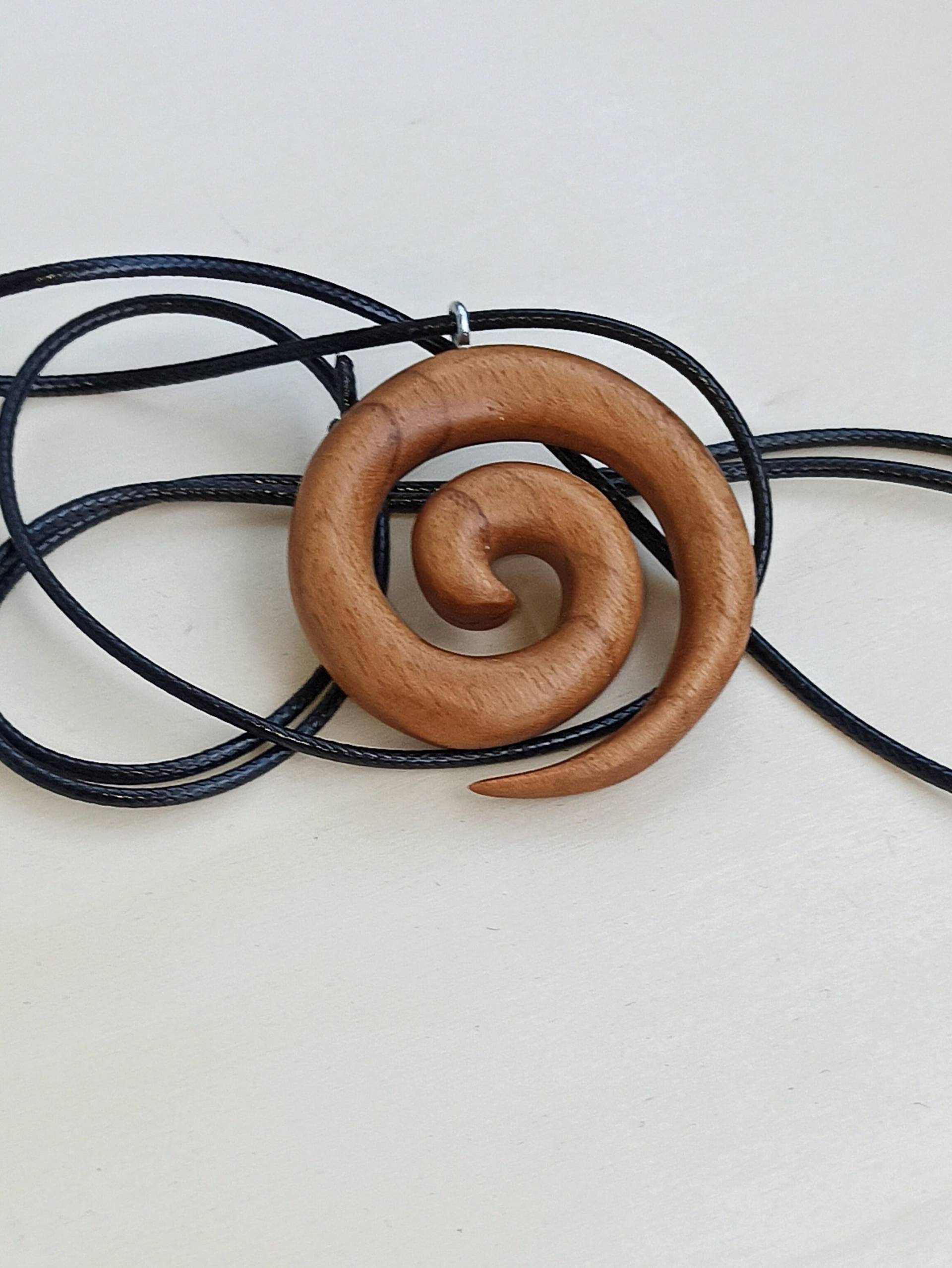Spiral-Koru-Anhänger, Maori-Koru-Halskette, Stammesamulett, Spiralförmige Holzhalskette, Spirale, Holzanhänger, 00319 von OstWOOD