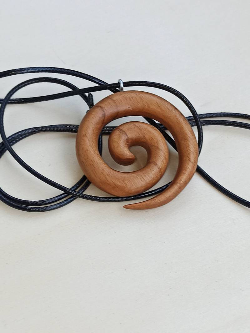 Spiral-Koru-Anhänger, Maori-Koru-Halskette, Stammesamulett, Spiralförmige Holzhalskette, Spirale, Holzanhänger, 00319 von OstWOOD