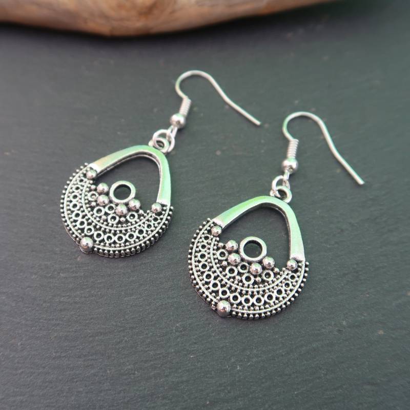 Antik-Silber-Boho-Blumen-Tropfenohrringe Antik-Silber-Boho-Blumen-Tropfenohrringe von Ostaranda