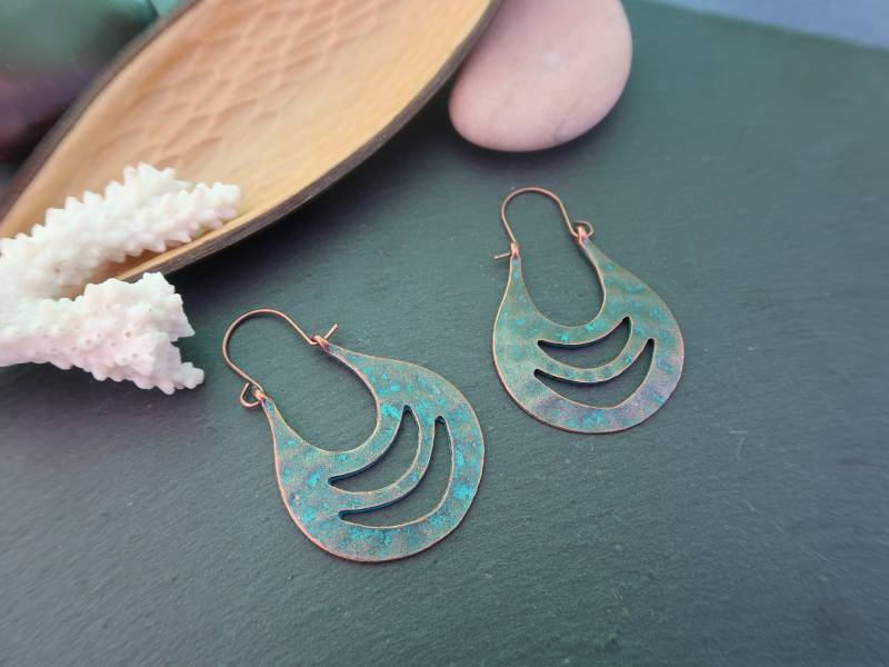 Halbmond-Kupferohrringe, Oxidierte Kupferohrringe Mit Grüner Patina, Ethno-Kupfer-Creolen Halbmond-Kupferohrringe, Oxidierte Kupferohrringe Mit Grüner Patina, Ethno-Kupfer-Creolen von Ostaranda