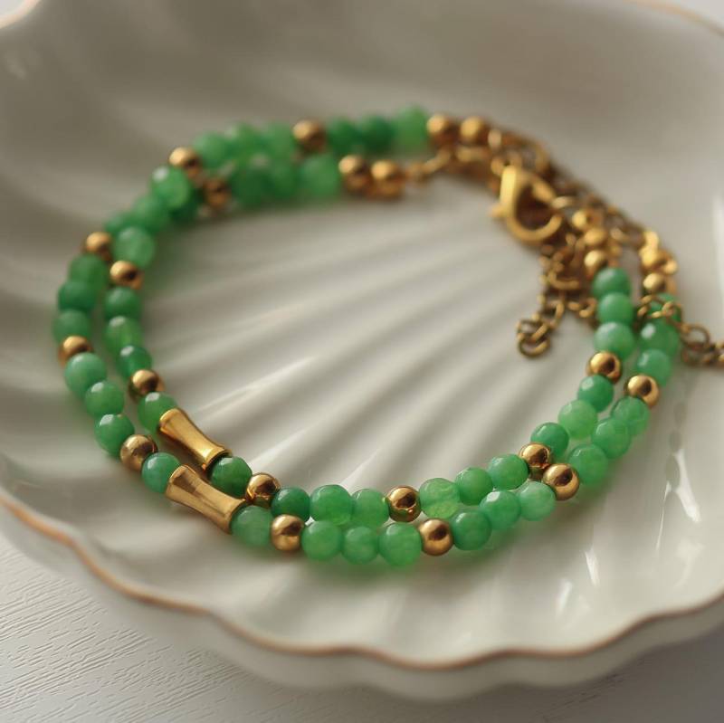 Armband Mit Jade Perlen in Grün Und Vergoldete Edelstahl-Elemente, Zarter Schmuck, Edelsteine Grün, Elegantes Geschenk, Grüne von Osthera