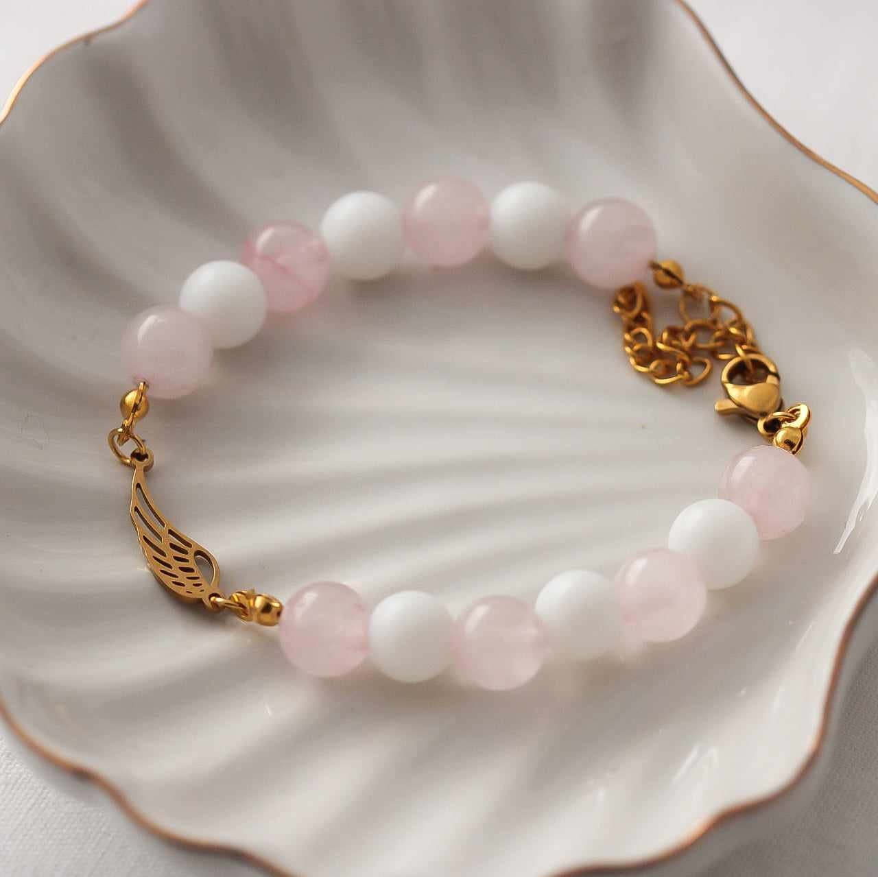 Armband Mit Rosenquarz Und Achat Steinen, Edelsteinen Rosa - Weiß, Vergoldetem Flügel Anhänger Aus Edelstahl Armband Mit Rosenquarz Und Achat Steinen, Edelsteinen Rosa - Weiß, Vergoldetem Flügel Anhänger Aus Edelstahl von Osthera
