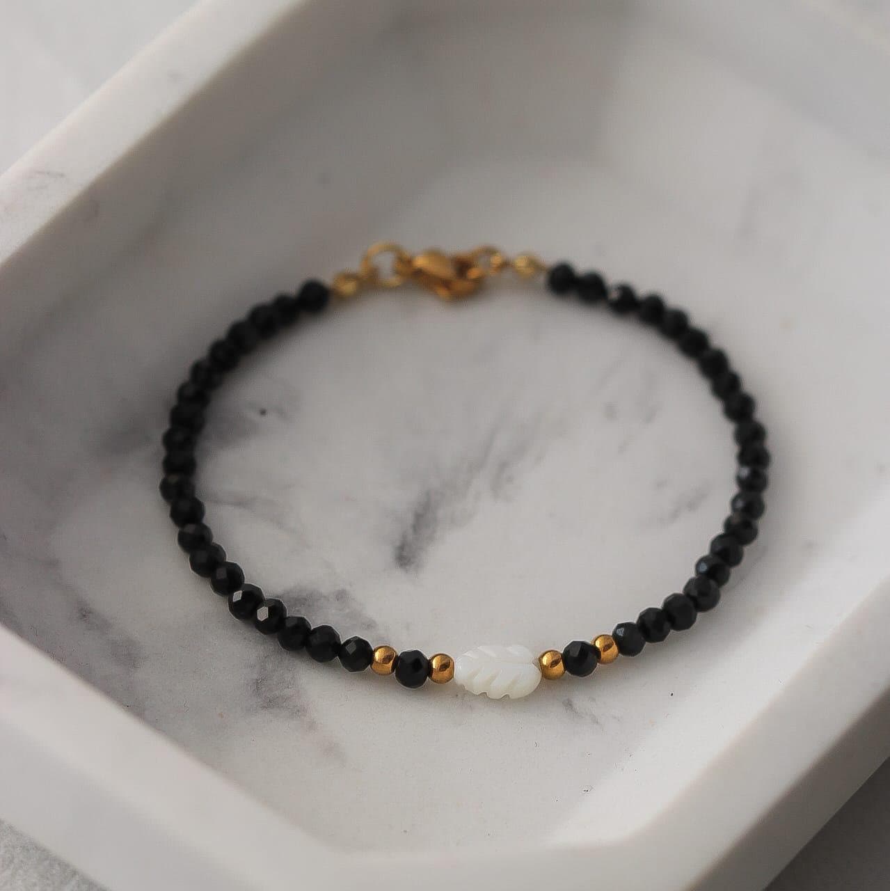 Elegantes Armband Mit 3 Mm Schwarzen Kristallen, Perlmutt-Federperle & Edelstahl-Elementen - Handgefertigter Schmuck, Schwarzes von Osthera