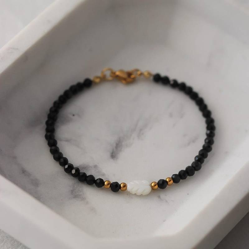 Elegantes Armband Mit 3 Mm Schwarzen Kristallen, Perlmutt-Federperle & Edelstahl-Elementen - Handgefertigter Schmuck, Schwarzes von Osthera